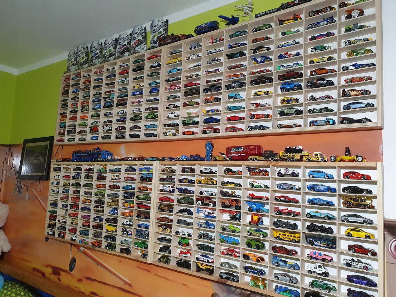 Lentyna "Hot Wheels" automobiliams Automobiliai "Resoraks Hot Wheels" Organizatorius 80 erdvių Mediena цена и информация | Vaikiškos lentynos | pigu.lt