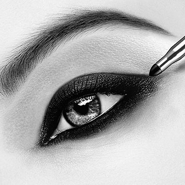 Akių kontūro pieštukas su kempinėle L'Oreal Paris Color Riche Le Smoky 1.2 g, 201 Black Velou kaina ir informacija | Akių šešėliai, pieštukai, blakstienų tušai, serumai | pigu.lt