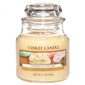 Aromatinė žvakė Yankee Candle Vanilla Cupcake, 104 g цена и информация | Žvakės, Žvakidės | pigu.lt