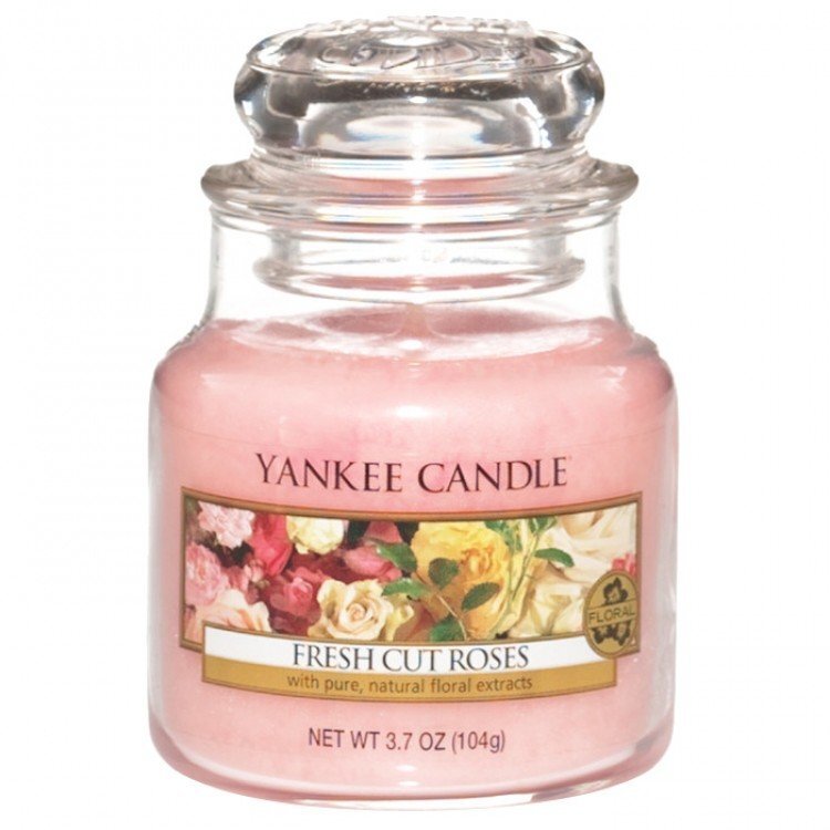 Aromatinė žvakė Yankee Candle Fresh Cut Roses, 104 g kaina ir informacija | Žvakės, Žvakidės | pigu.lt