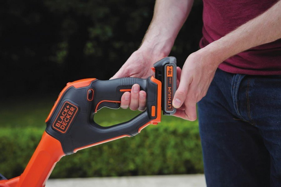 Akumuliatorinė žoliapjovė Black&Decker STC1820EPC kaina ir informacija | Trimeriai (žoliapjovės), krūmapjovės | pigu.lt