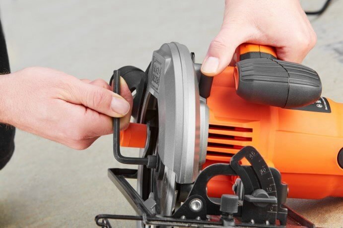 Rankinis diskinis pjūklas Black&Decker CS1550 66 mm 1500W kaina ir informacija | Pjūklai, pjovimo staklės | pigu.lt