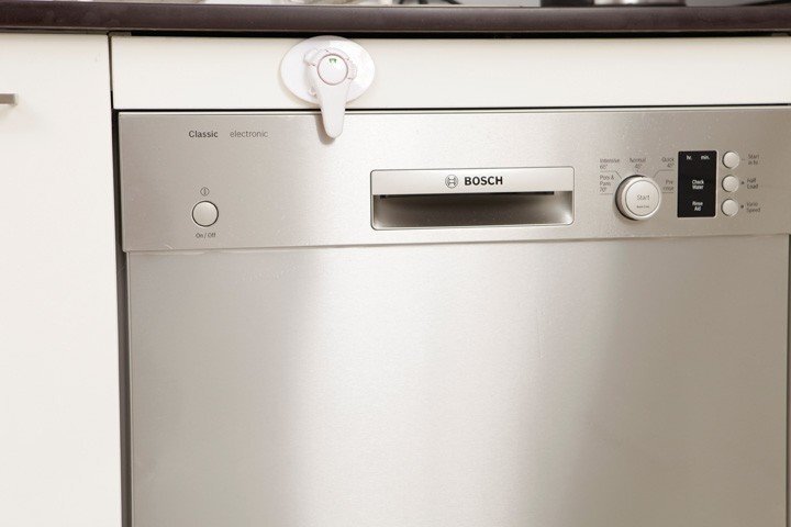 Sukama virtuvės įrangos durelių apsauga Dreambaby® Ezycheck цена и информация | Saugos varteliai, apsaugos | pigu.lt