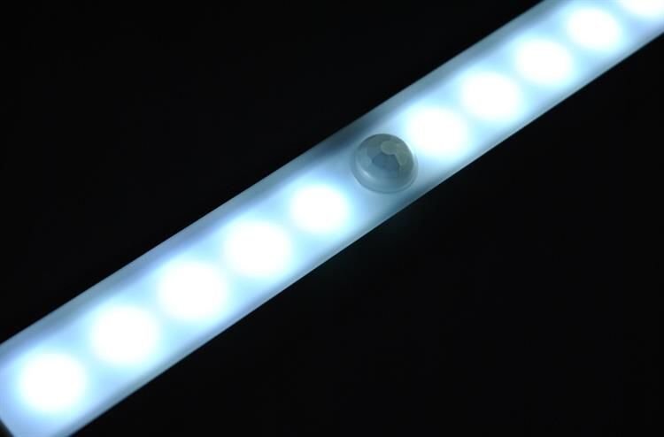 Priklijuojama LED lempa 19 cm kaina | pigu.lt