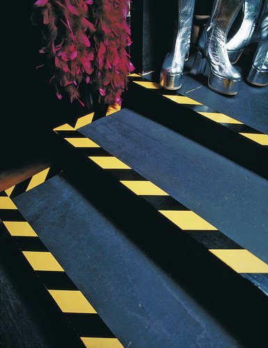 Barjerinė ir įspėjamoji grindų ženklinimo juosta tesaflex® (geltona/juoda), 33m x 50mm цена и информация | Mechaniniai įrankiai | pigu.lt