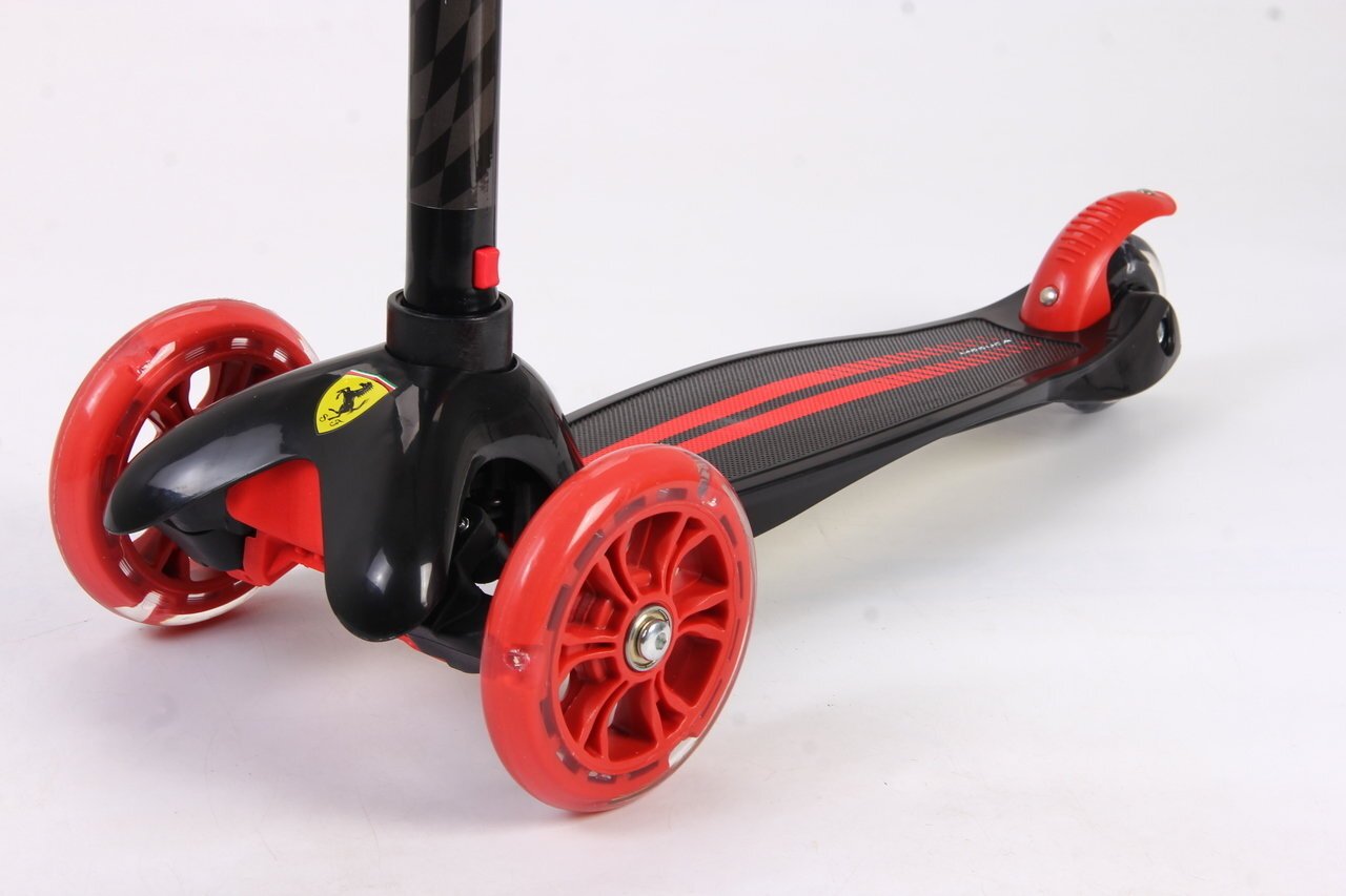 Triratis paspirtukas Ferrari Scooter Twist 3W, juodas цена и информация | Paspirtukai | pigu.lt