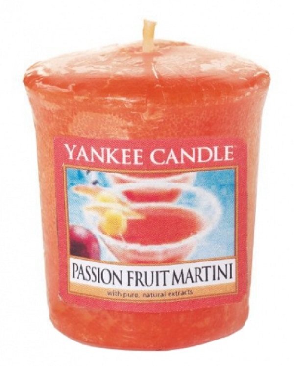 Aromatinė žvakė Yankee Candle Votive Passion Fruit Martini 49 g цена и информация | Žvakės, Žvakidės | pigu.lt