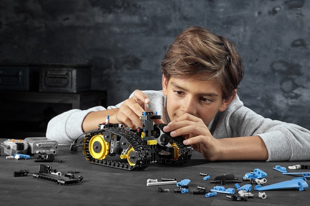 42095 LEGO® Technic Valdomas kaskadininkų automobilis цена и информация | Konstruktoriai ir kaladėlės | pigu.lt