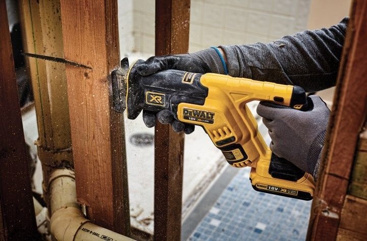 Dewalt tiesinis pjūklas 18V Li-lon 2x5,0Ah (DCS367P2) kaina ir informacija | Pjūklai, pjovimo staklės | pigu.lt