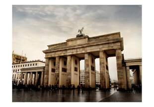 Fototapetas - Tourists near to the Brandenburg Gate kaina ir informacija | Fototapetai | pigu.lt