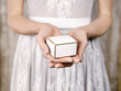 Dekoratyvinės dėžutės skanėstams, baltos su auksinės spalvos kraštais, 6x3,5x5,5 cm, 1 pak/10 vnt цена и информация | Vienkartiniai indai šventėms | pigu.lt