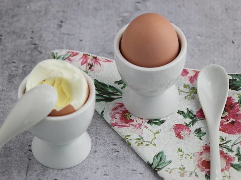 Porcelianinis indelis kiaušiniui su šaukšteliu, 2 vnt kaina ir informacija | Indai, lėkštės, pietų servizai | pigu.lt
