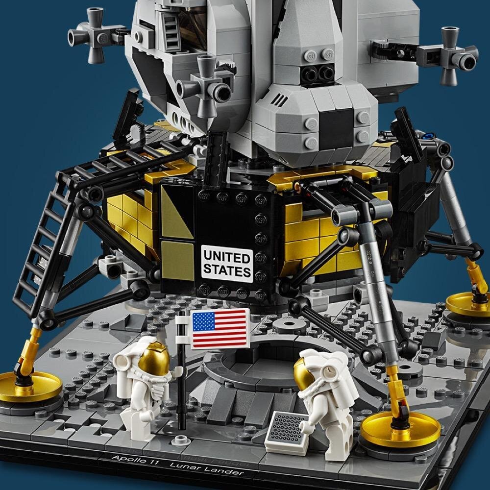 10266 LEGO® Creator Expert NASA Apollo 11 Lunar Lander цена и информация | Konstruktoriai ir kaladėlės | pigu.lt