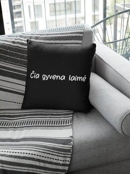 Dekoratyvinė pagalvė „Čia gyvena laimė“, juoda kaina ir informacija | Originalios pagalvės, užvalkalai | pigu.lt