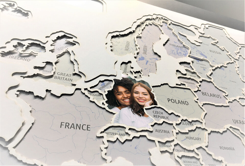 Nuotraukų rėmelis/koliažas 60 nuotraukų – Europos žemėlapis 70x50cm su baltu rėmeliu – Originali dovana keliautojams– DIY pasidaryk pats namuose žemėlapį kaina ir informacija | Žemėlapiai | pigu.lt