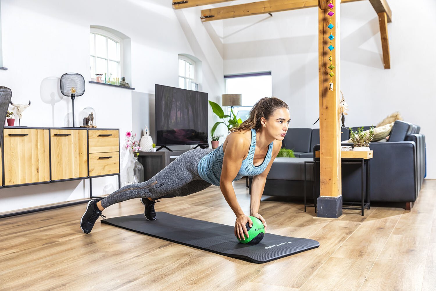 Svorinis treniruočių kamuolys Tunturi Medicine Ball 3 kg, raudonas/juodas цена и информация | Svoriniai kamuoliai | pigu.lt