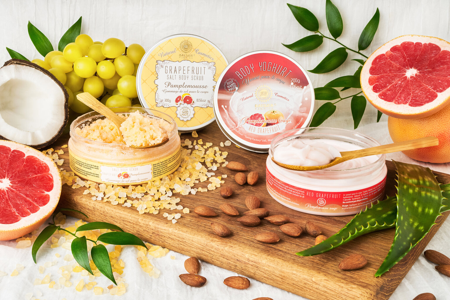 Dovana rinkinys (kūno jogurtas 200g + druskos kūno šveitiklis 300g + dušo želė 200ml + vonios kamuolys 145g) GRAPEFRUIT Saules Fabrika kaina ir informacija | Kūno šveitikliai | pigu.lt