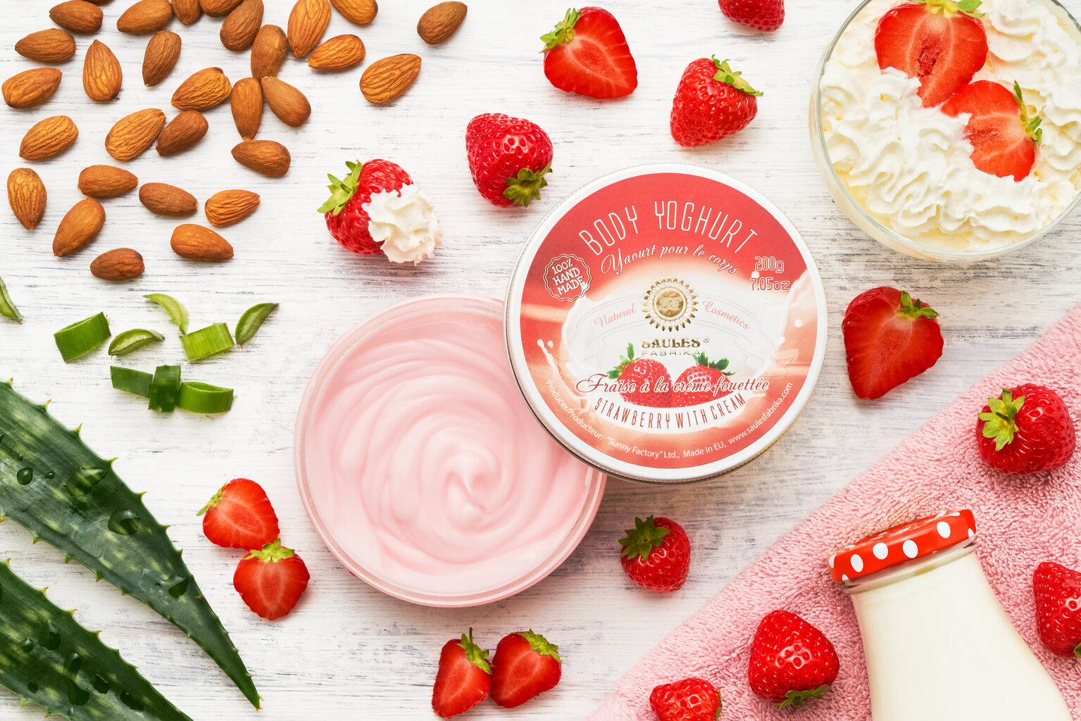 Dovanų rinkinys (kūno jogurtas 200g + druska kūno šveitiklis 300g + dušo želė 200ml + vonios kamuolys 145g) STRAWBERRIES AND CREAM Saules Fabrika kaina ir informacija | Kūno šveitikliai | pigu.lt