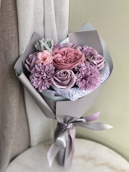 Muilo gėlių puokštė, violetinė 29cm x 17cm kaina | pigu.lt