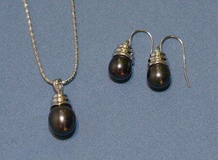 Sidabrinis pakabukas ir auskarai su juodais perlais kaina ir informacija | Papuošalų rinkiniai | pigu.lt