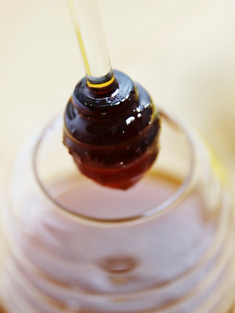 Stiklinis indas su šaukšteliu medui, 400 ml kaina ir informacija | Indai, lėkštės, pietų servizai | pigu.lt