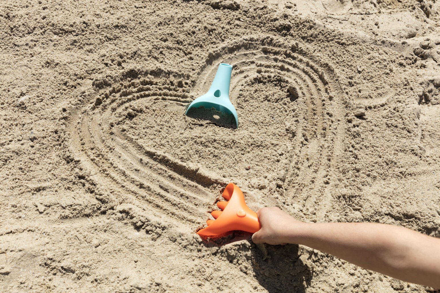 Grėbliukas su kastuvėliu - Raki -Mėlyna + Oranžinė, Quut 170723 цена и информация | Vandens, smėlio ir paplūdimio žaislai | pigu.lt