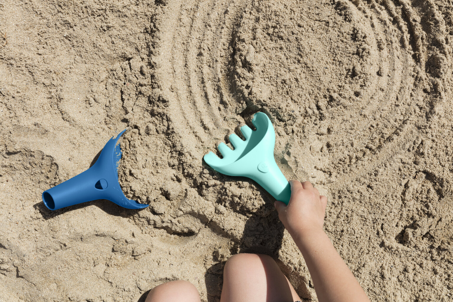 Grėbliukas su kastuvėliu - Raki -Mėlyna, Quut 170884 kaina ir informacija | Vandens, smėlio ir paplūdimio žaislai | pigu.lt