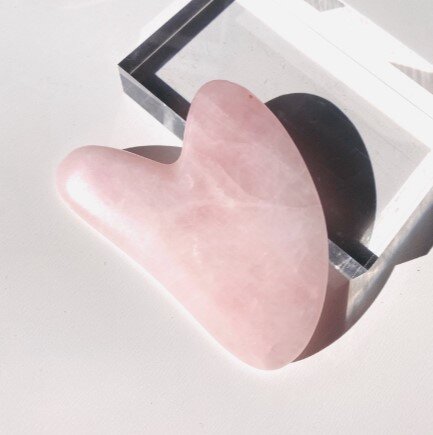 Rožinio kvarco akmens veido masažuoklis Gua Sha Amalfis цена и информация | Veido masažuokliai, valymo įrankiai | pigu.lt