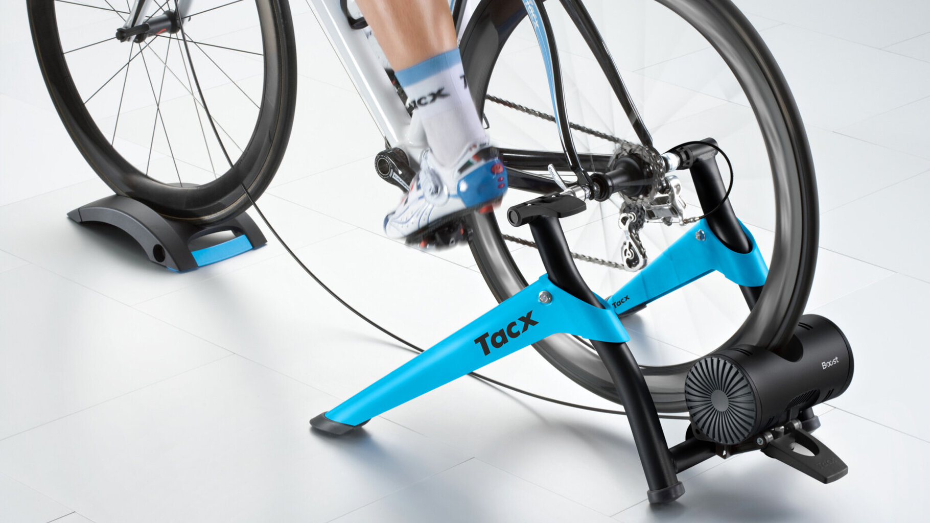 Dviračio laikiklis treniruotėms Tacx Boost, mėlynas цена и информация | Dviračiai treniruokliai | pigu.lt