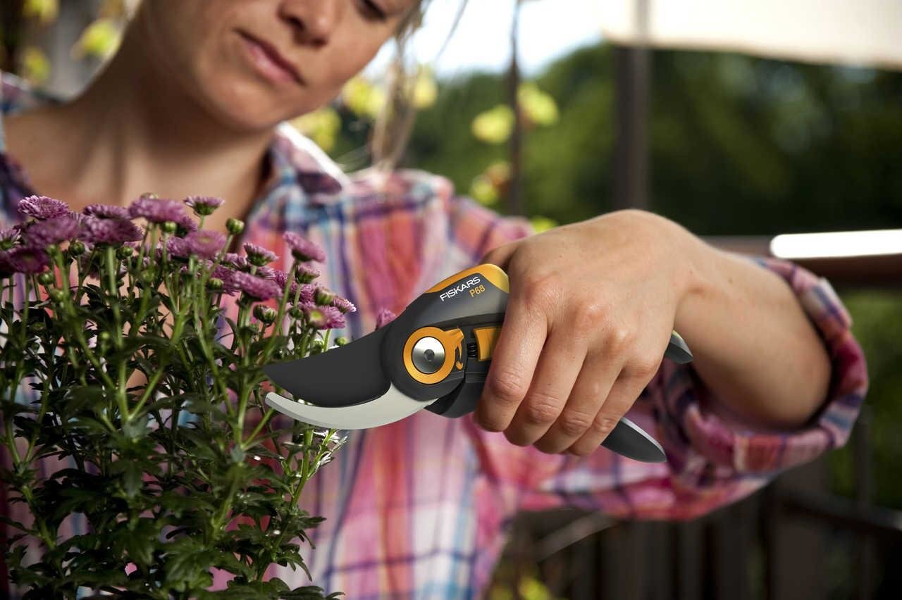 Sekatorius prasilenkiančiais ašmenimis Fiskars SmartFit™ P68 111610 kaina ir informacija | Sodo įrankiai | pigu.lt