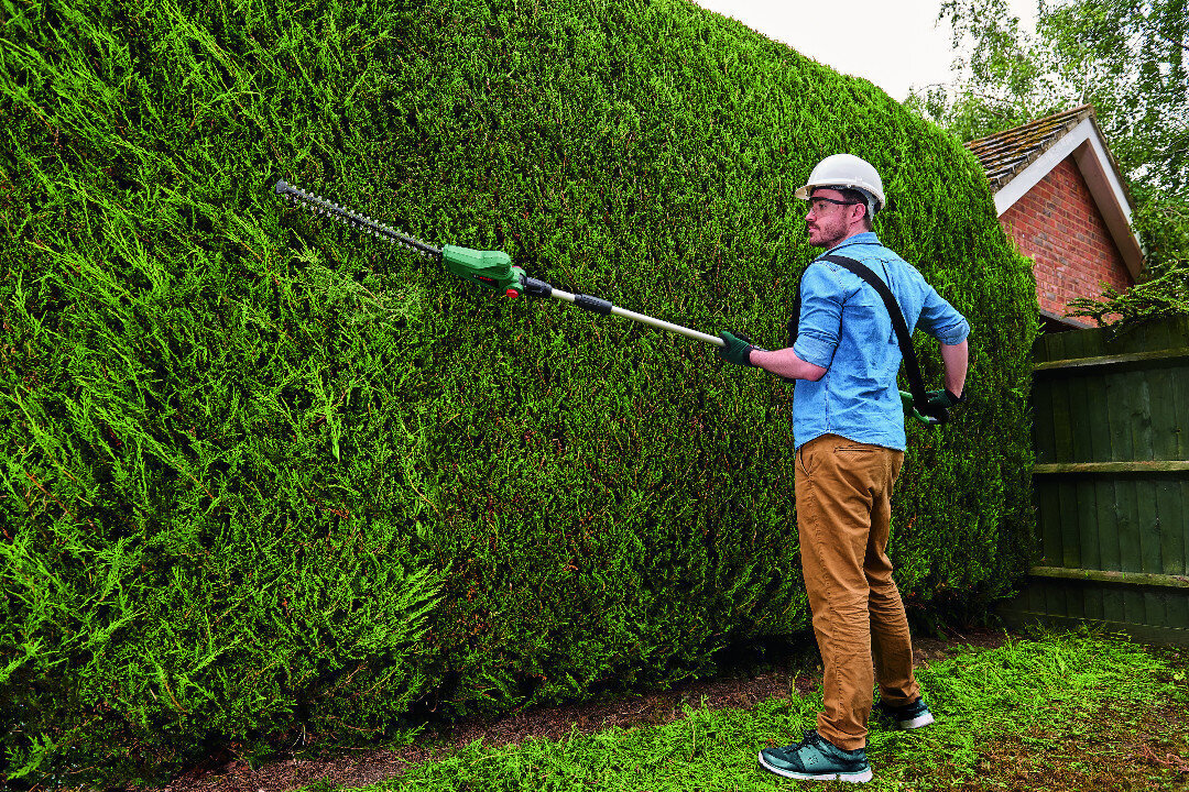 Akumuliatorinės teleskopinės gyvatvorių žirklės Bosch UniversalHedgePole 18 (be akumuliatoriaus ir be įkroviklio) kaina ir informacija | Gyvatvorių, žolės žirklės | pigu.lt