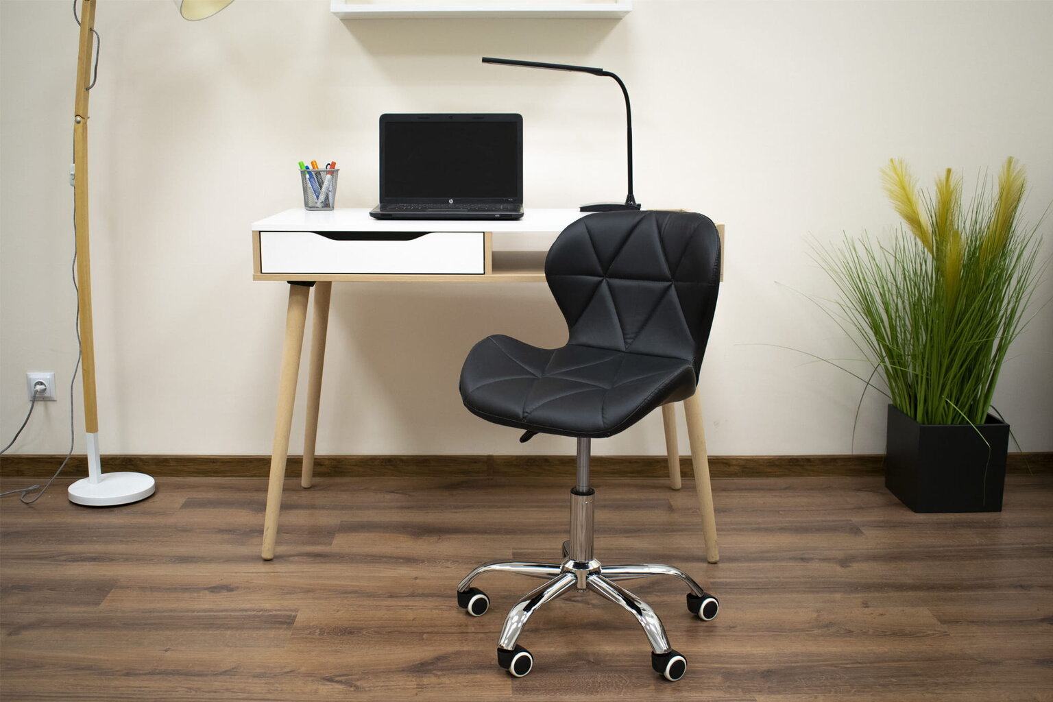 Biuro darbo kėdė AVOLA, juoda kaina ir informacija | Biuro kėdės | pigu.lt