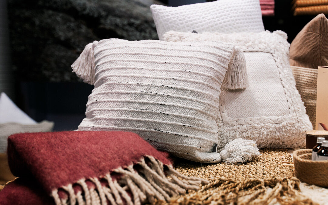 Luhta Home dekoratyvinė pagalvė Toohi, natūrali balta, 45 x 45 cm kaina ir informacija | Dekoratyvinės pagalvėlės ir užvalkalai | pigu.lt