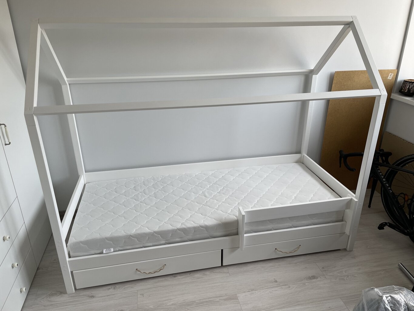 Vaikiška lova namelis SofiHouse R28, 180x90 cm, balta 2 stalčiai kaina ir informacija | Vaikiškos lovos | pigu.lt