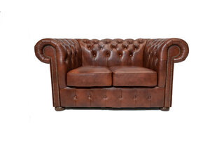 Chesterfield Class odinė sofa | 2 vietų | Drumzlinai ruda| 12 metų garantija kaina ir informacija | Sofos | pigu.lt