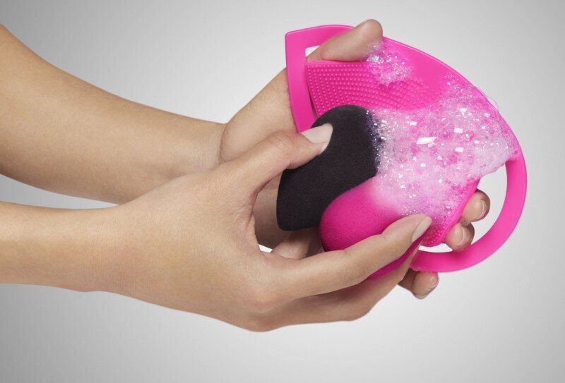 Makiažo kempinėlių valymo rinkinys BeautyBlender Keep It Clean: guminis valymo padėkliukas-pirštinė + muiliukas kaina ir informacija | Makiažo šepetėliai, kempinėlės | pigu.lt