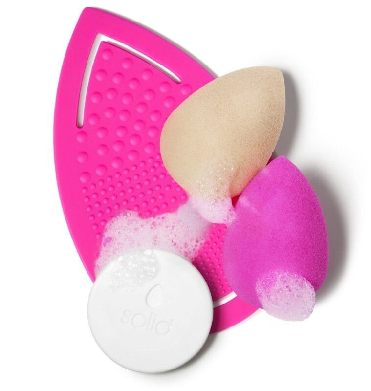 Makiažo kempinėlių valymo rinkinys BeautyBlender Keep It Clean: guminis valymo padėkliukas-pirštinė + muiliukas kaina ir informacija | Makiažo šepetėliai, kempinėlės | pigu.lt