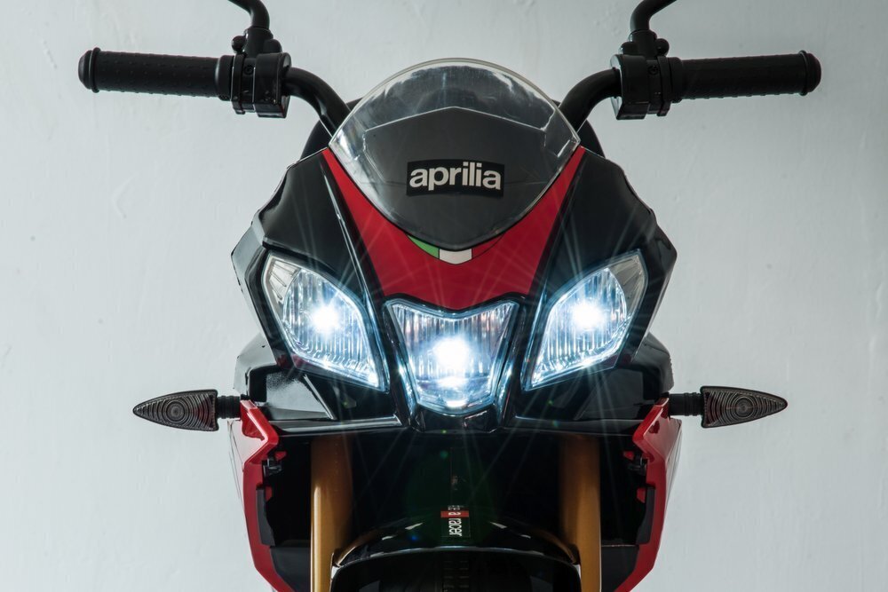 Elektrinis motociklas vaikams Aprilia Tuono V4, raudonas kaina ir informacija | Elektromobiliai vaikams | pigu.lt