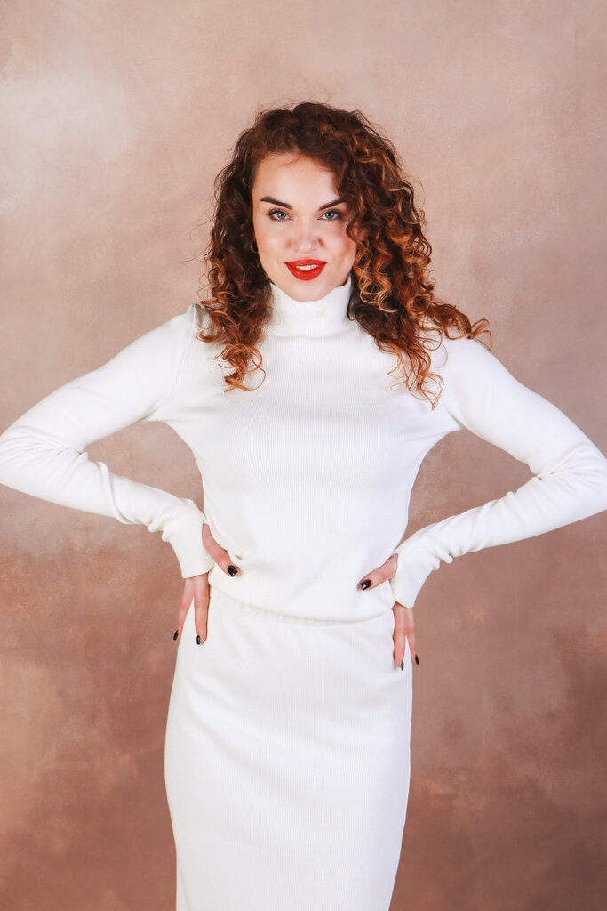 Aptemptas Rib trikotažo kostiumėlis su sijonu, baltas kaina ir informacija | Kostiumėliai moterims | pigu.lt
