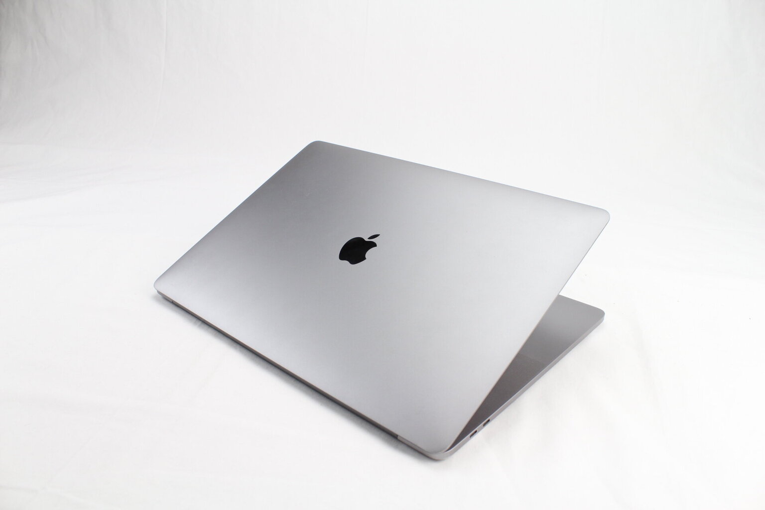 MacBook Pro 2017 Retina 15" 4xUSB-C - Core i7 2.9GHz / 16GB / 512GB SSD / SWE / Space Gray (atnaujintas, būklė A) kaina ir informacija | Nešiojami kompiuteriai | pigu.lt