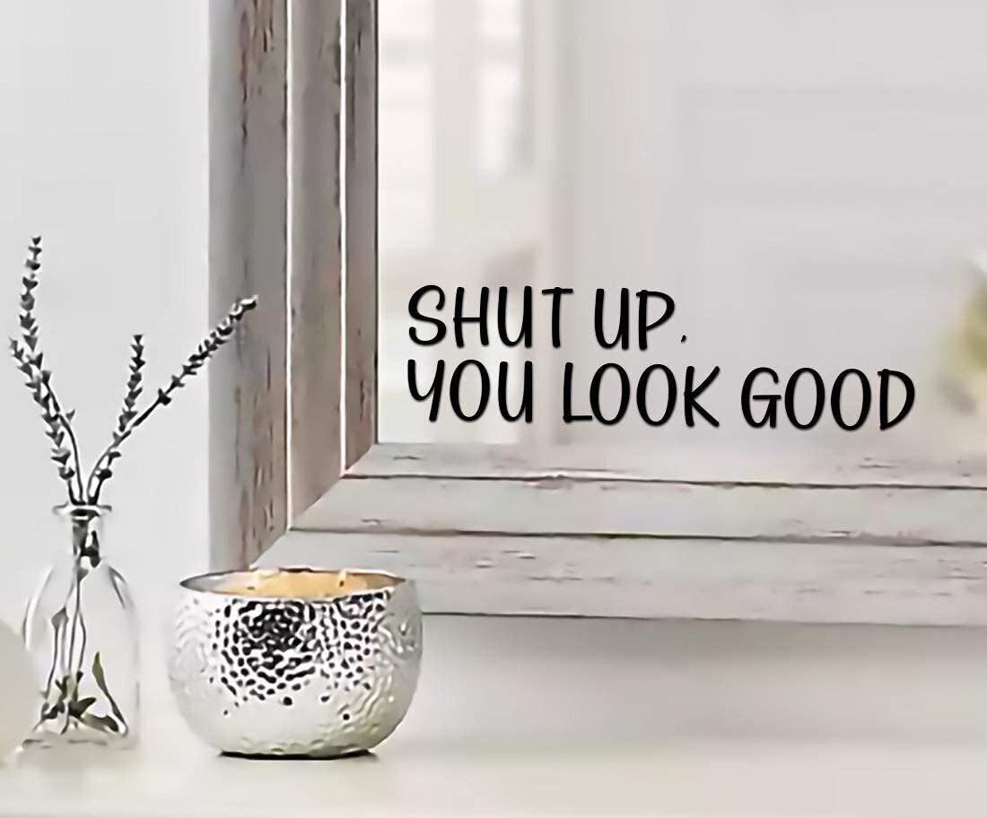 Citata „Shut Up You Look Good“ ant veidrodžio lipduko. Įkvepiantis, juodas ir blizgus vinilo sienų lipdukas, 23x6 cm kaina ir informacija | Interjero lipdukai | pigu.lt