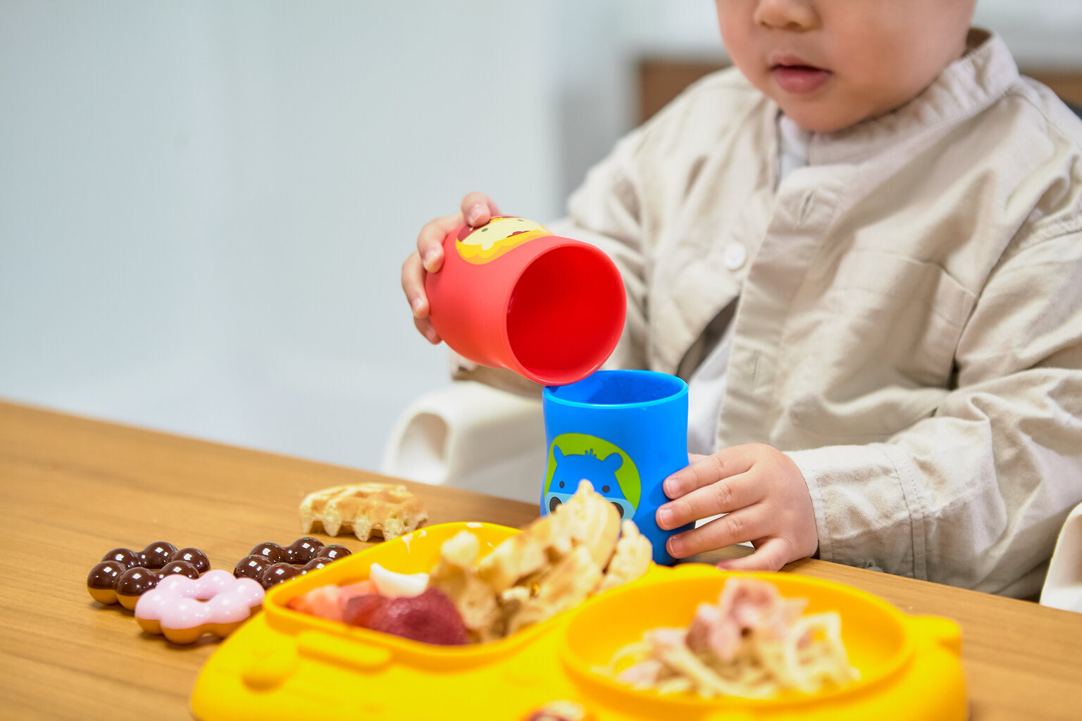 Silikoninis kūdikio mokymosi puodelis (118 ml) - Ollie kaina ir informacija | Kūdikių indai, indeliai pienui ir įrankiai | pigu.lt