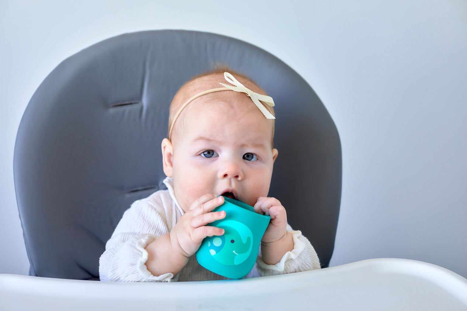 Silikoninis kūdikio mokymosi puodelis (118 ml) - Ollie kaina ir informacija | Kūdikių indai, indeliai pienui ir įrankiai | pigu.lt