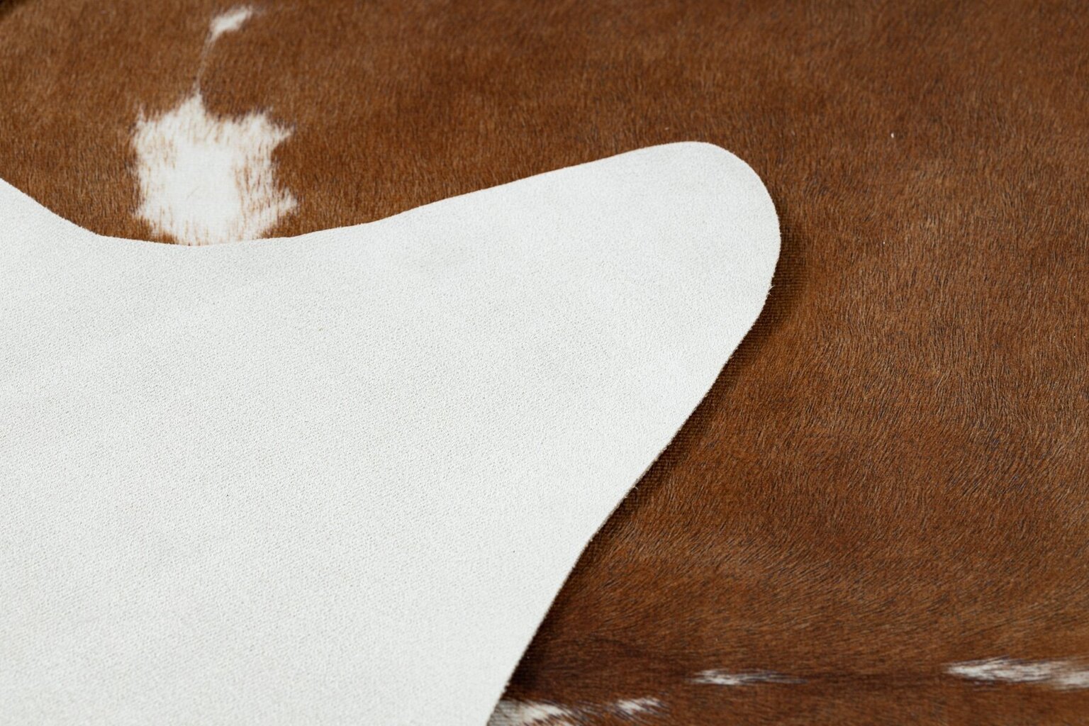 Kilimas Karvės odos imitacija G5070-2 Ruda-balta oda kaina ir informacija | Kilimai | pigu.lt