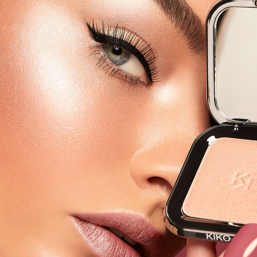 Veido paryškinimo priemonė Kiko Milano Glow Fusion Powder Highlighter, 02 Heavenly Gold kaina ir informacija | Bronzantai, skaistalai | pigu.lt