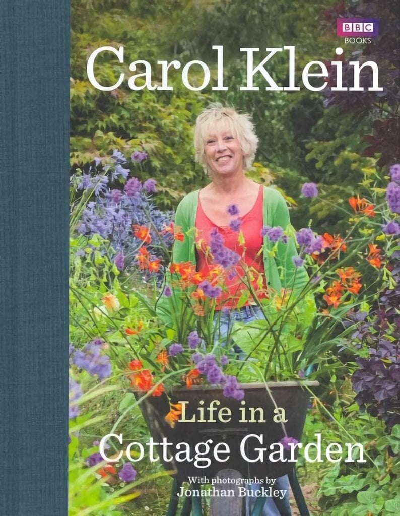 Life in a Cottage Garden: a delightful, personal account of a year spent delighting in and cherishing a beautiful garden from the BBC's Carol Klein цена и информация | Knygos apie sodininkystę | pigu.lt