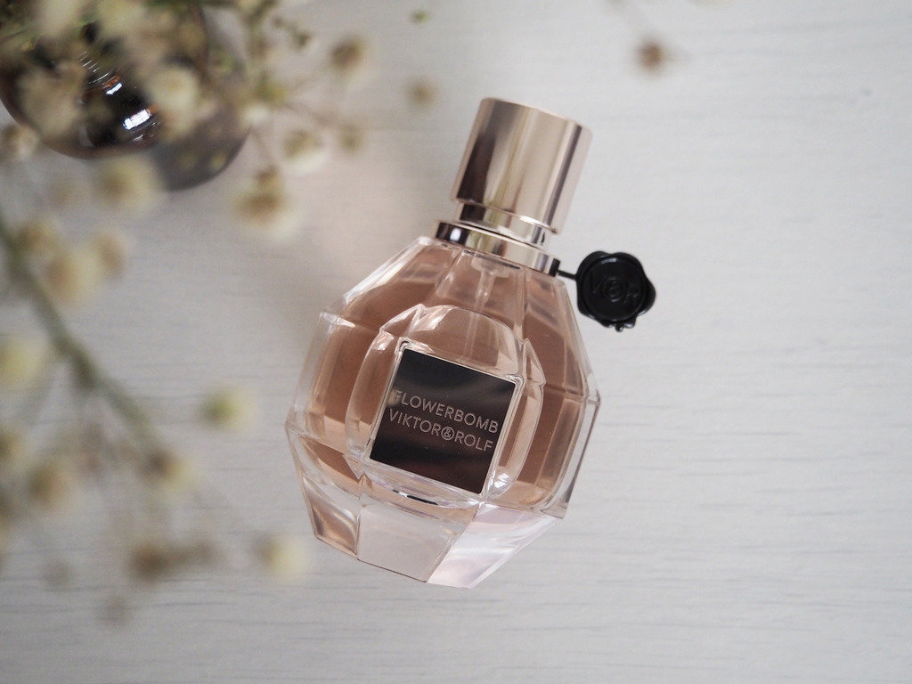 Rinkinys Viktor & Rolf Flowerbomb: EDP moterims 50 ml + dušo želė 50 ml + kūno kremas 40 ml kaina ir informacija | Kvepalai moterims | pigu.lt