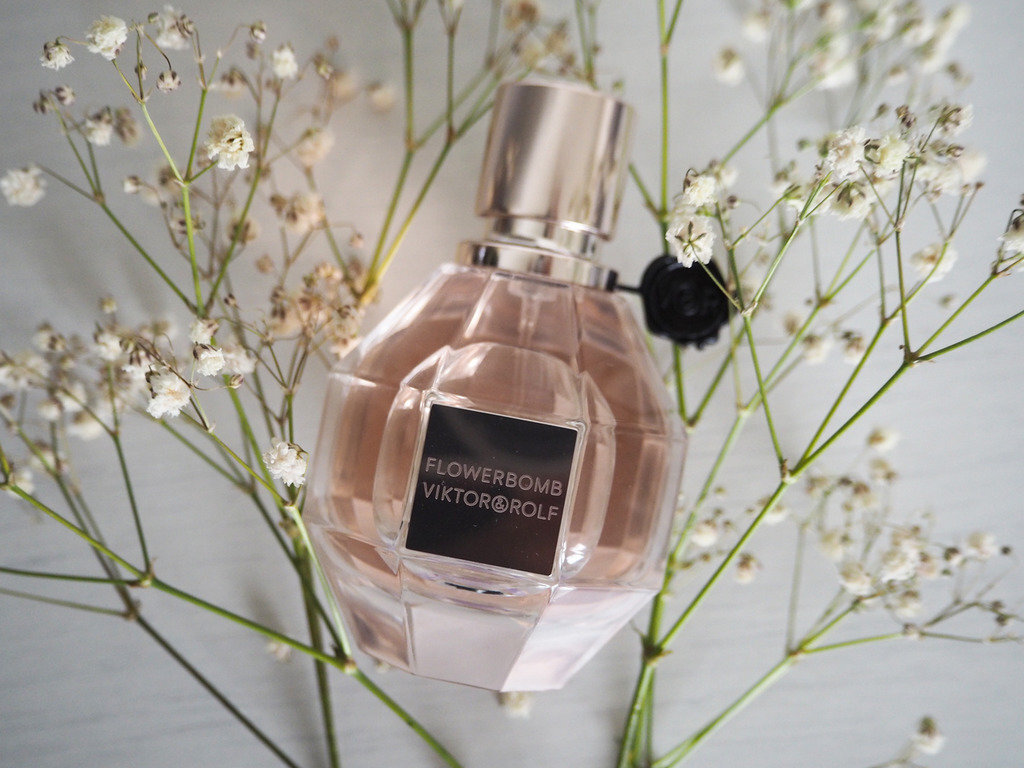 Rinkinys Viktor & Rolf Flowerbomb: EDP moterims 50 ml + dušo želė 50 ml + kūno kremas 40 ml kaina ir informacija | Kvepalai moterims | pigu.lt