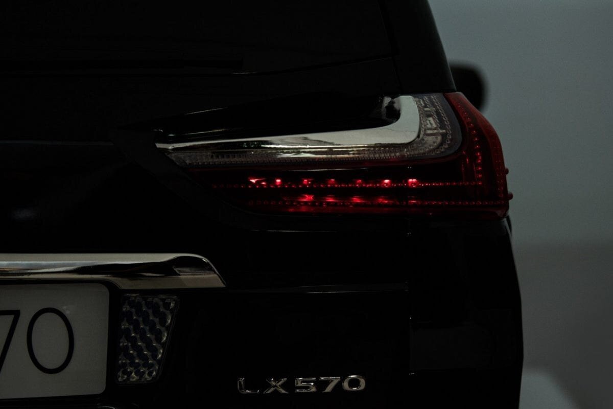 Dvivietis vaikiškas elektromobilis Lexus LX570, juodas цена и информация | Elektromobiliai vaikams | pigu.lt