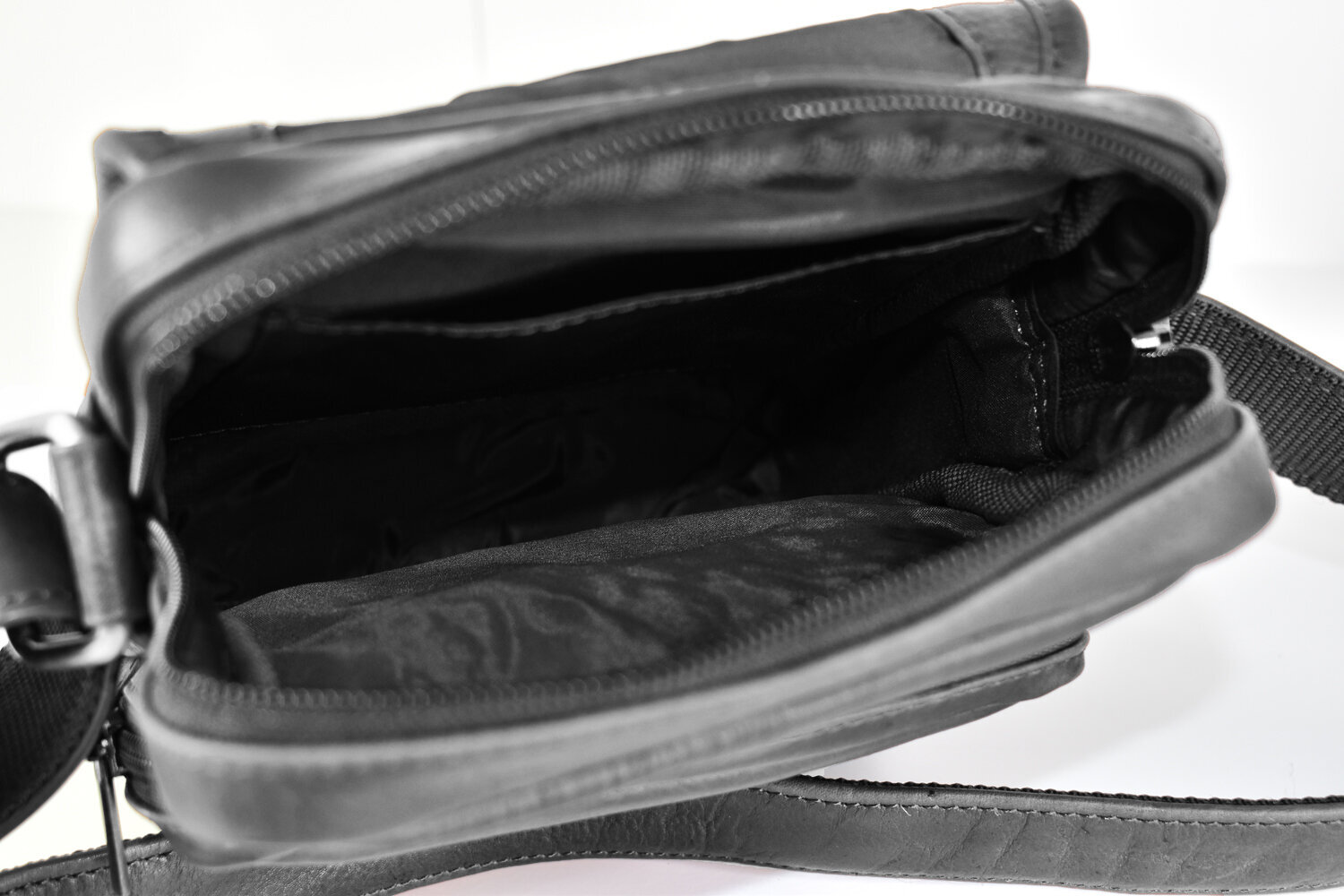 Vyriška natūralios odos rankinė Money Kepper, juoda цена и информация | Vyriškos rankinės | pigu.lt